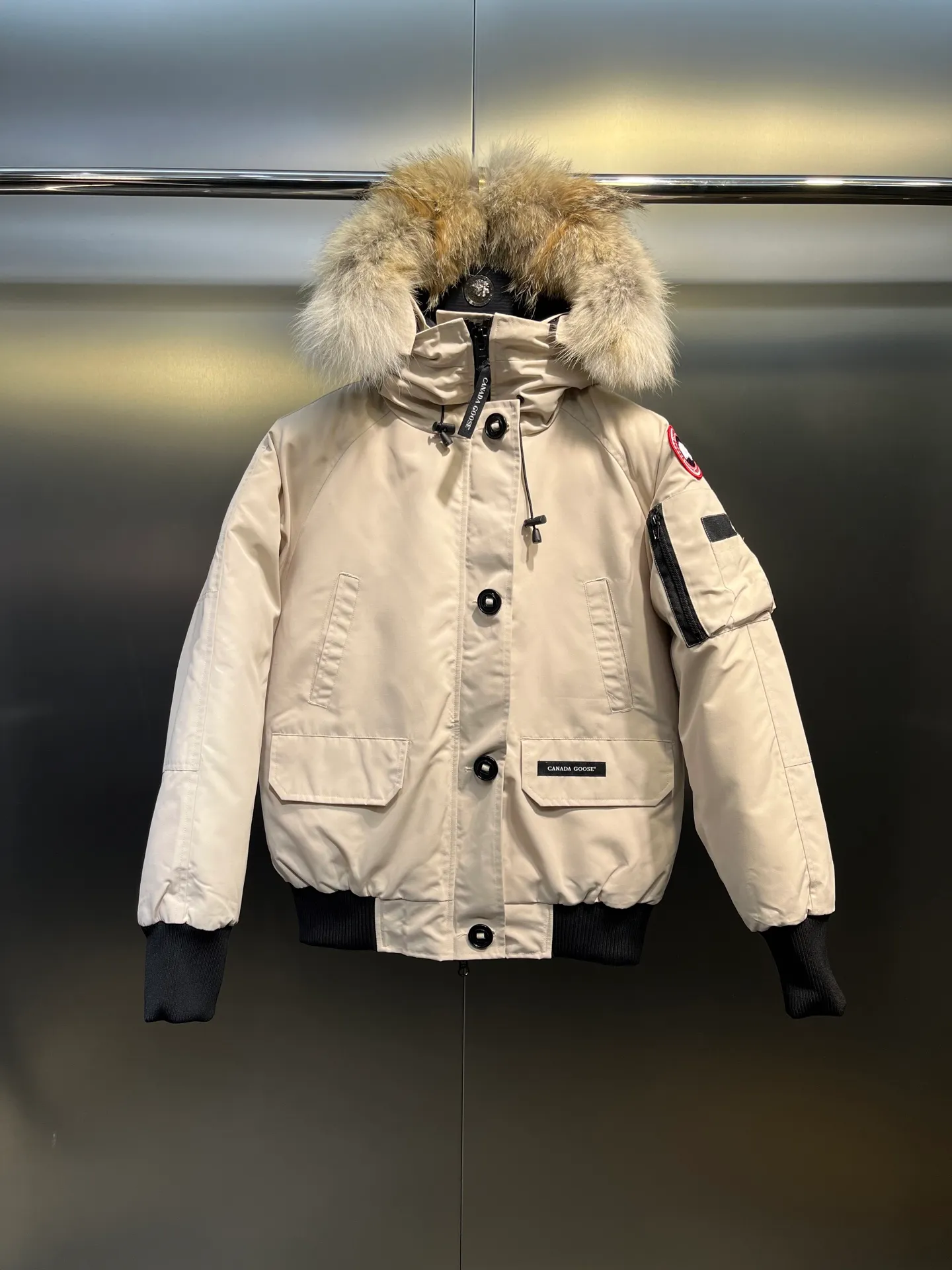 P780 CANADA GOOES 02 model Chilliwa bomber jacket 02 model, chosen by Arctic and Antarctic scientific expedition teams as their cold-proof equipment, the Rolls-Royce of down jackets. ➖ Industry-leading anti-counterfeiting chip sensing. ➖ Imported Behringer embroidery machines and customized embroidery labels, the highest level and industry leading. ➖ Imported Korean 21-count polyester-cotton blended original fabric, TC85 waterproof coated fabric, water-repellent, windproof and wear-resistant. ➖ The new national standard 80 white duck down is filled with an average of 520 grams of down. The amount of down filled is industry-leading. ➖ 100% nylon lon lining with double double-layer sealing design to prevent velvet running, seamless thread design on cuffs! ➖ Western Canadian Green Wolf Collar. ➖ Yoshida YKK provides original factory-customized electroplated sliders. YKK two-way lockable zippers are tight and smooth and do not peel off paint. ➖ 3M composite Velcro is durable and the accessories and hardware are all custom-made. Note: Our copywriting is only simple and clear. Instead of bragging about the copywriting, it is better to compare and understand with samples. Only for the purest, most focused, most professional, highest quality, and highest sex!  size：xs-xl